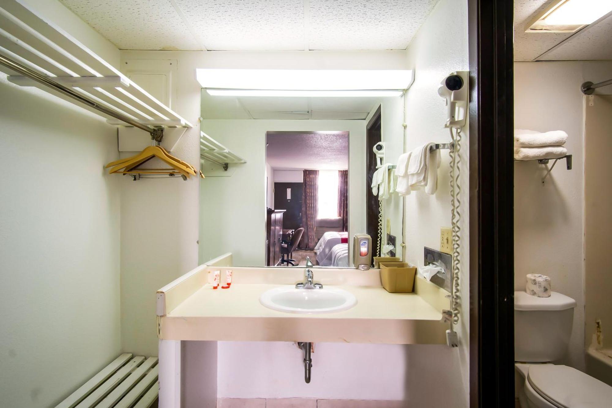 Oyo Hotel Hutchinson West 4Th Ave Екстер'єр фото