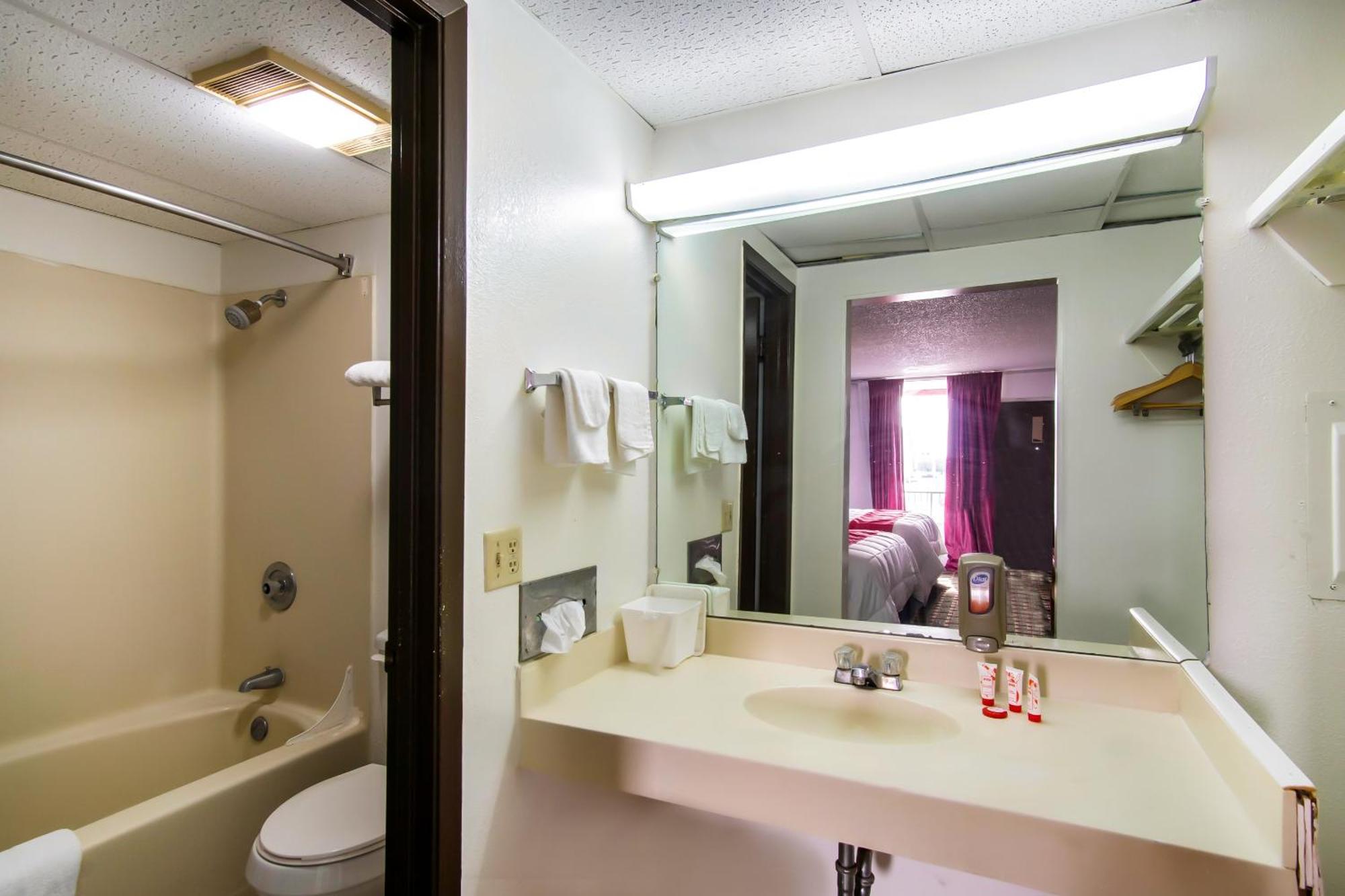 Oyo Hotel Hutchinson West 4Th Ave Екстер'єр фото