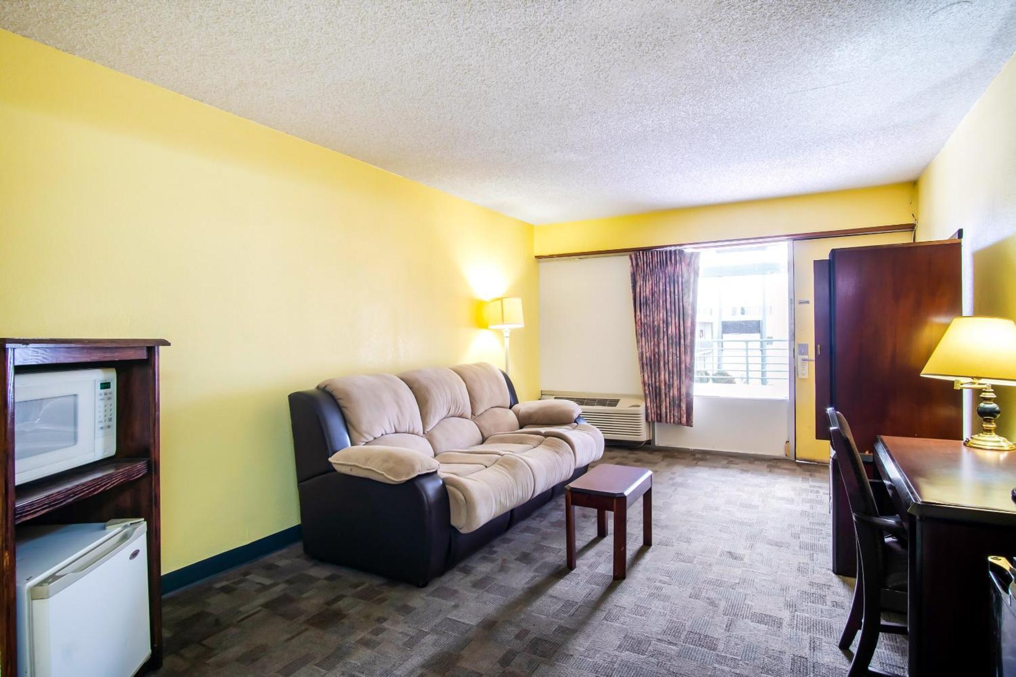 Oyo Hotel Hutchinson West 4Th Ave Екстер'єр фото