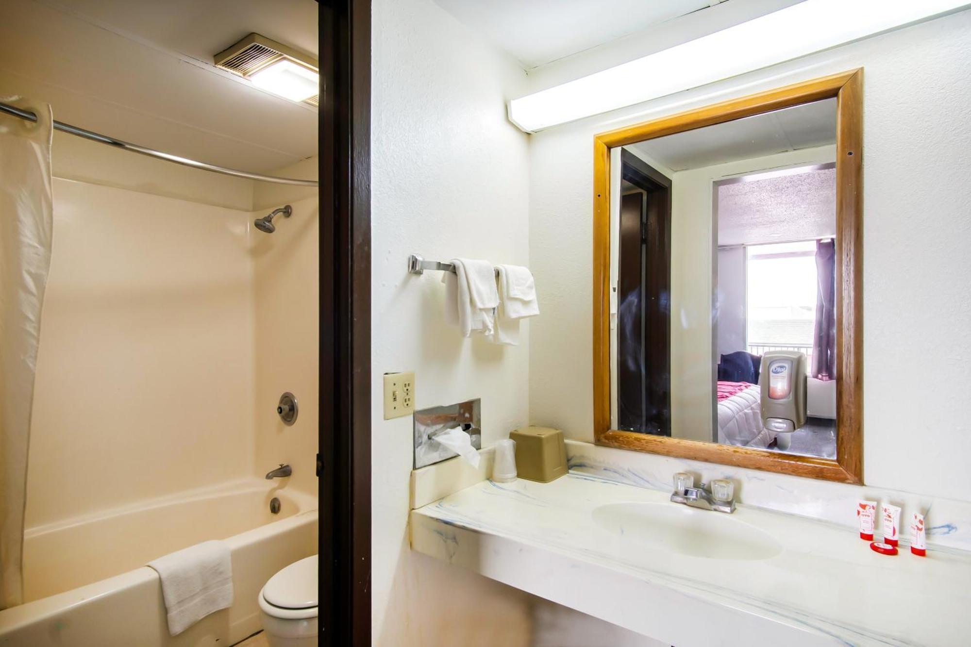 Oyo Hotel Hutchinson West 4Th Ave Екстер'єр фото