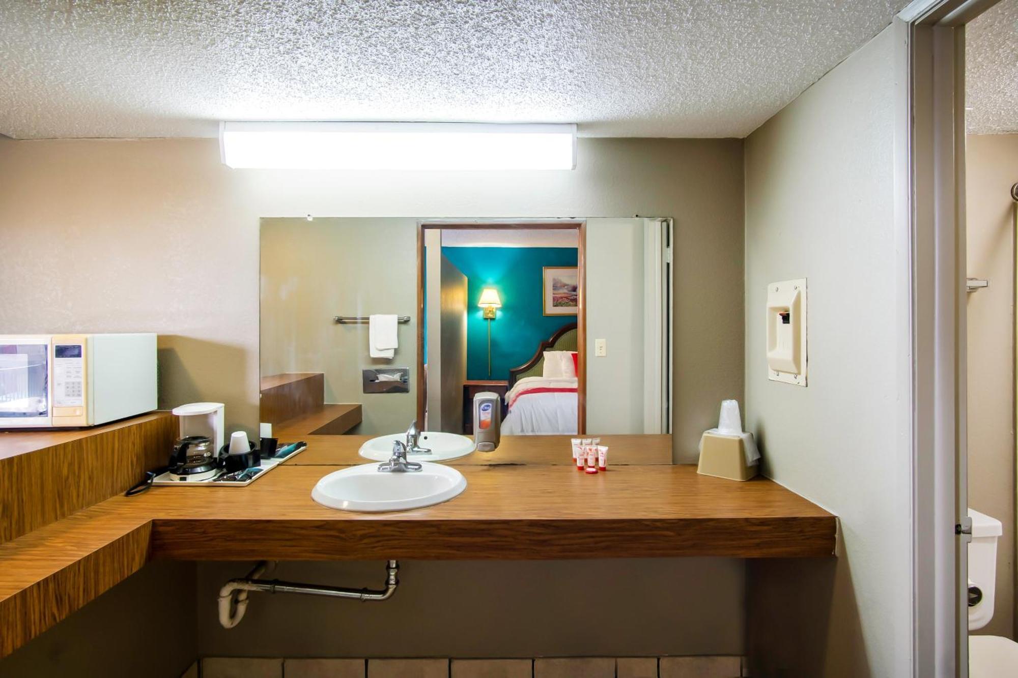 Oyo Hotel Hutchinson West 4Th Ave Екстер'єр фото
