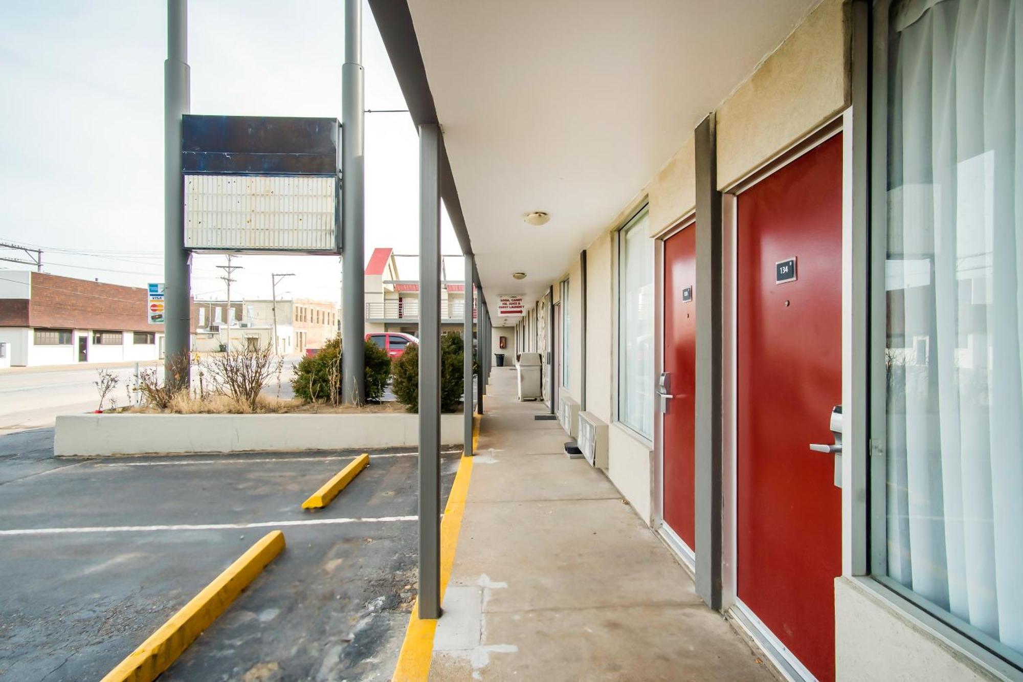 Oyo Hotel Hutchinson West 4Th Ave Екстер'єр фото