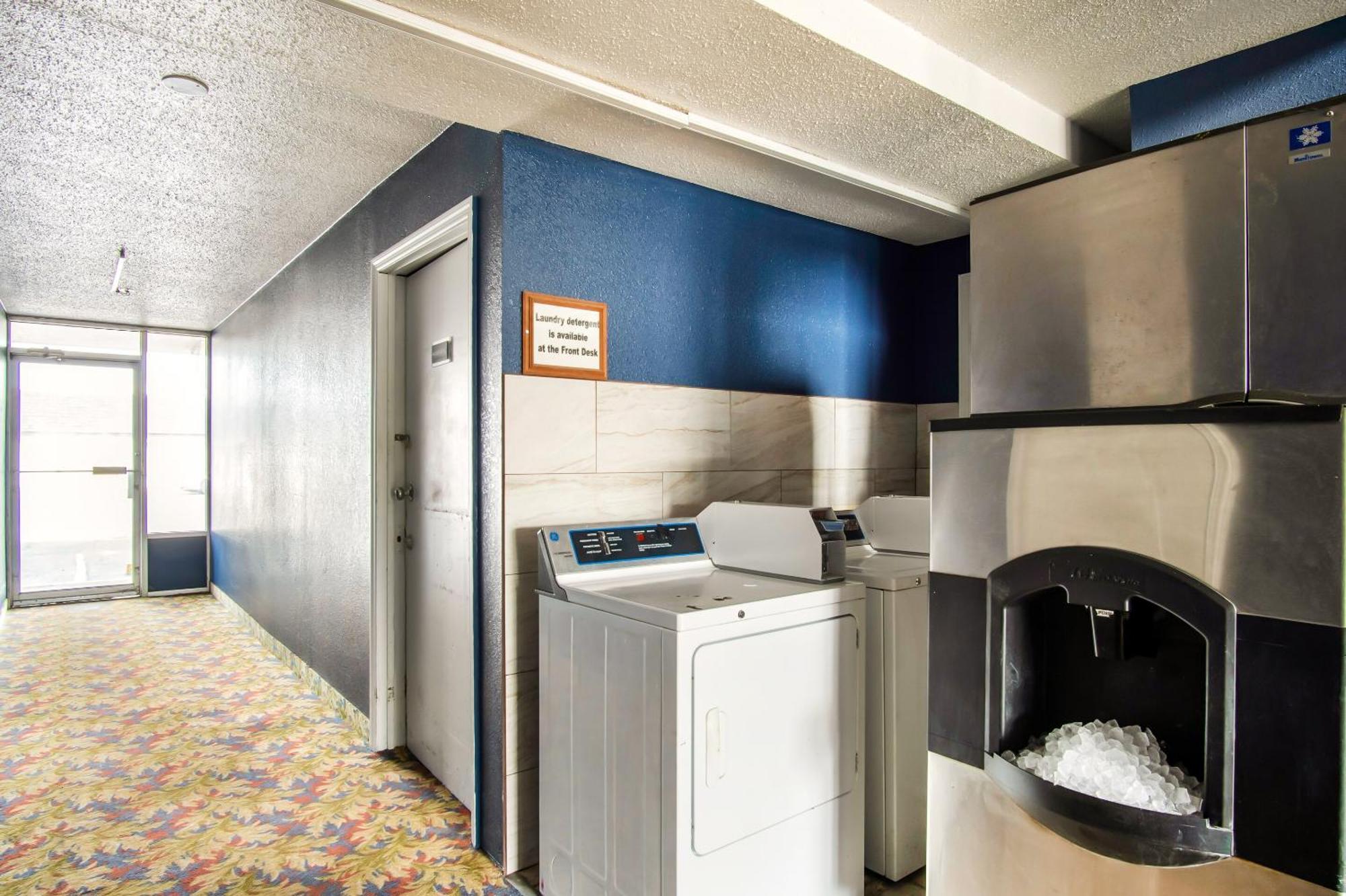 Oyo Hotel Hutchinson West 4Th Ave Екстер'єр фото